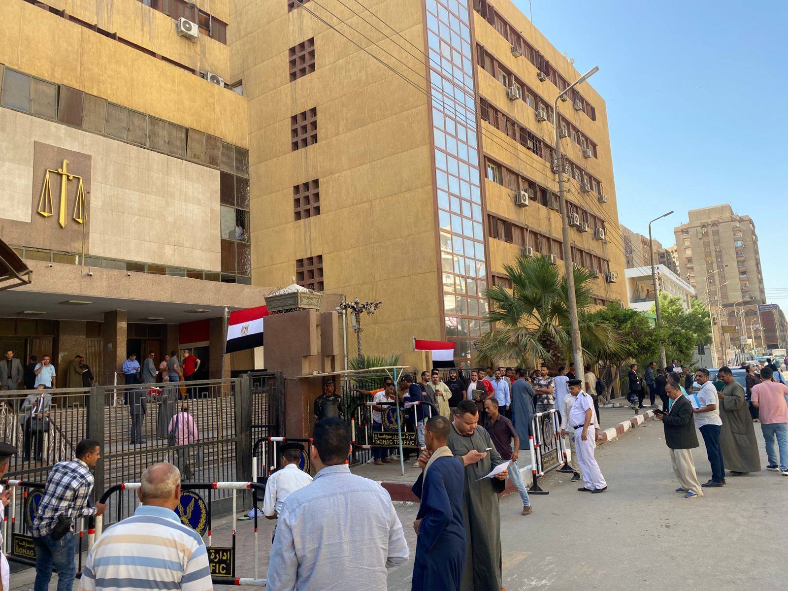 جانب من التجمعات أمام مجمع محاكم سوهاج لتقديم أوراق الترشح لمجلس النواب (1)