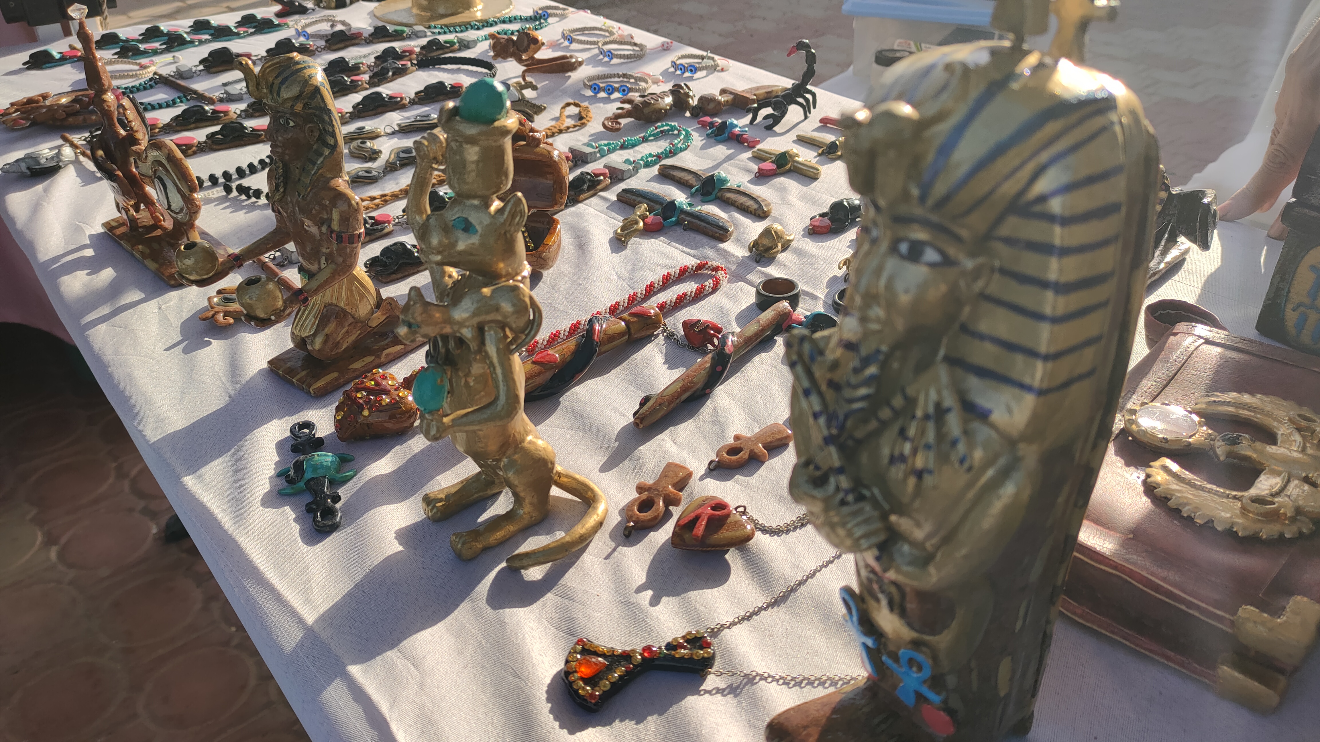 مجسمات فرعونية من نواة البلح مجسمات فرعونية من نواة البلح