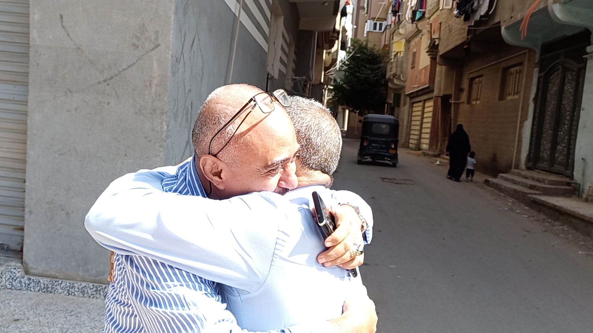 حضن دافئ بين المعلم وطالبه