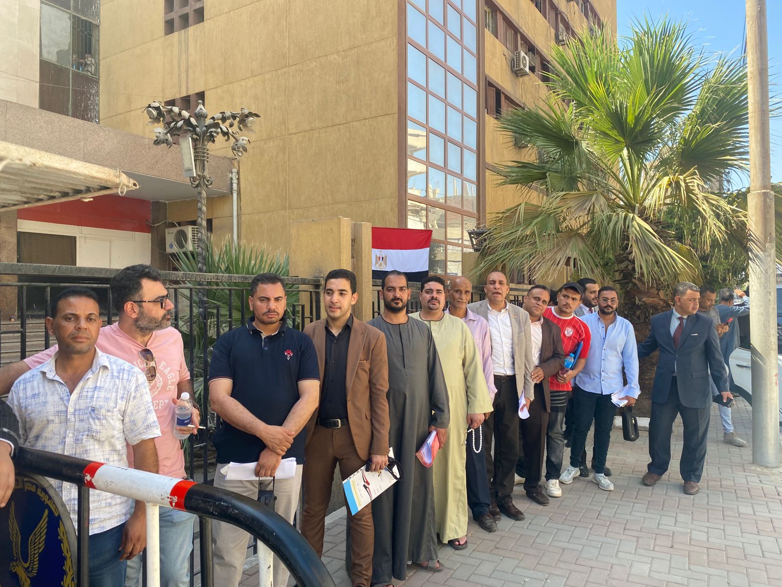 جانب من التجمعات أمام مجمع محاكم سوهاج لتقديم أوراق الترشح لمجلس النواب (8)