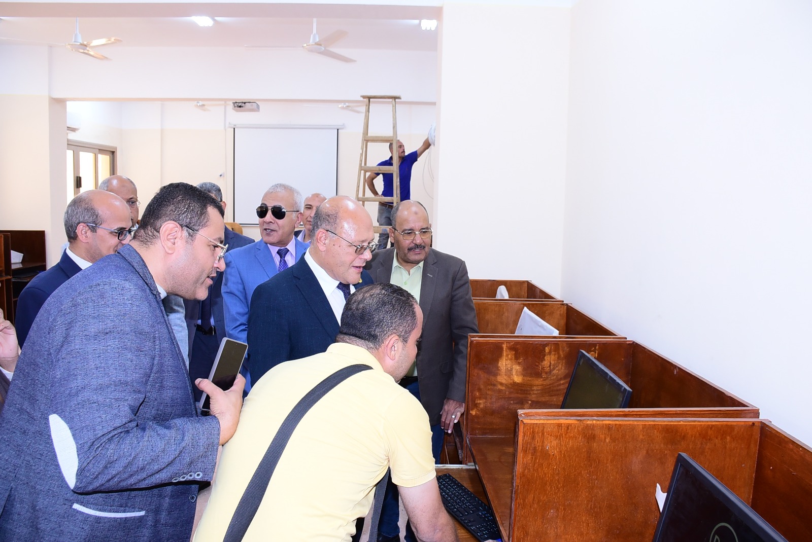 رئيس الجامعة يتابع الاجهزة 