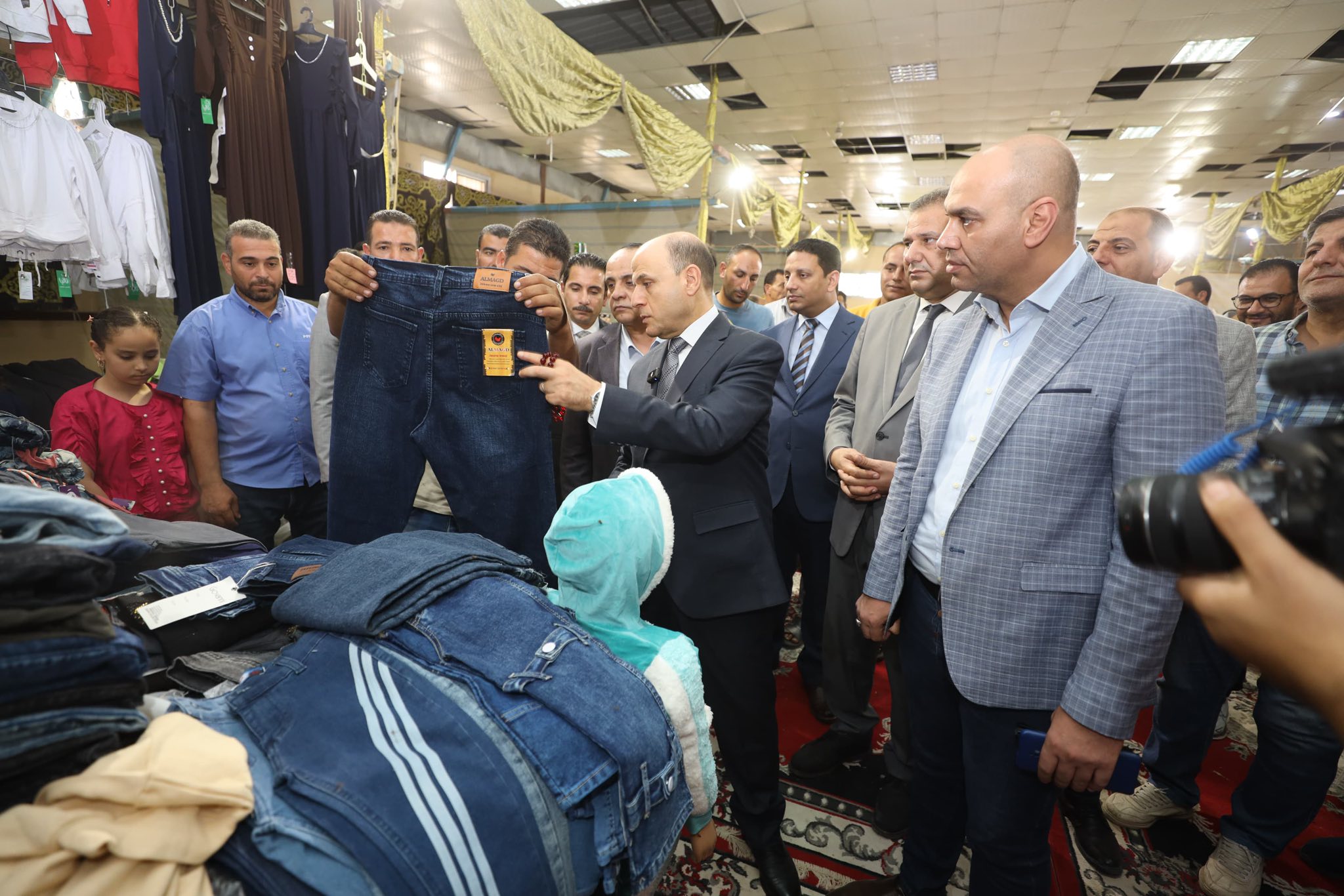 توفير السلع الغذائية والملابس