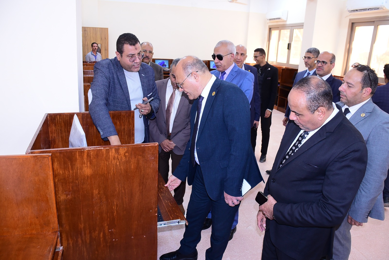 رئيس الجامعة بالمعمل 