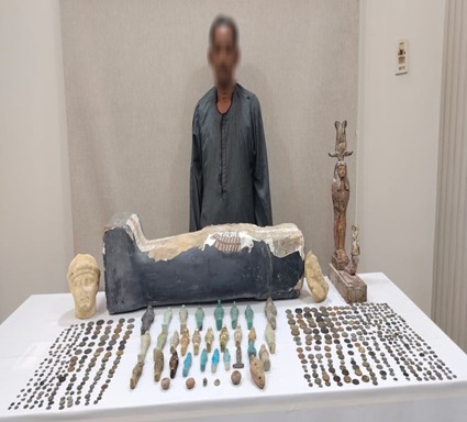  ضبط 533 قطعة أثرية داخل بيت مزارع في بني سويف (1)