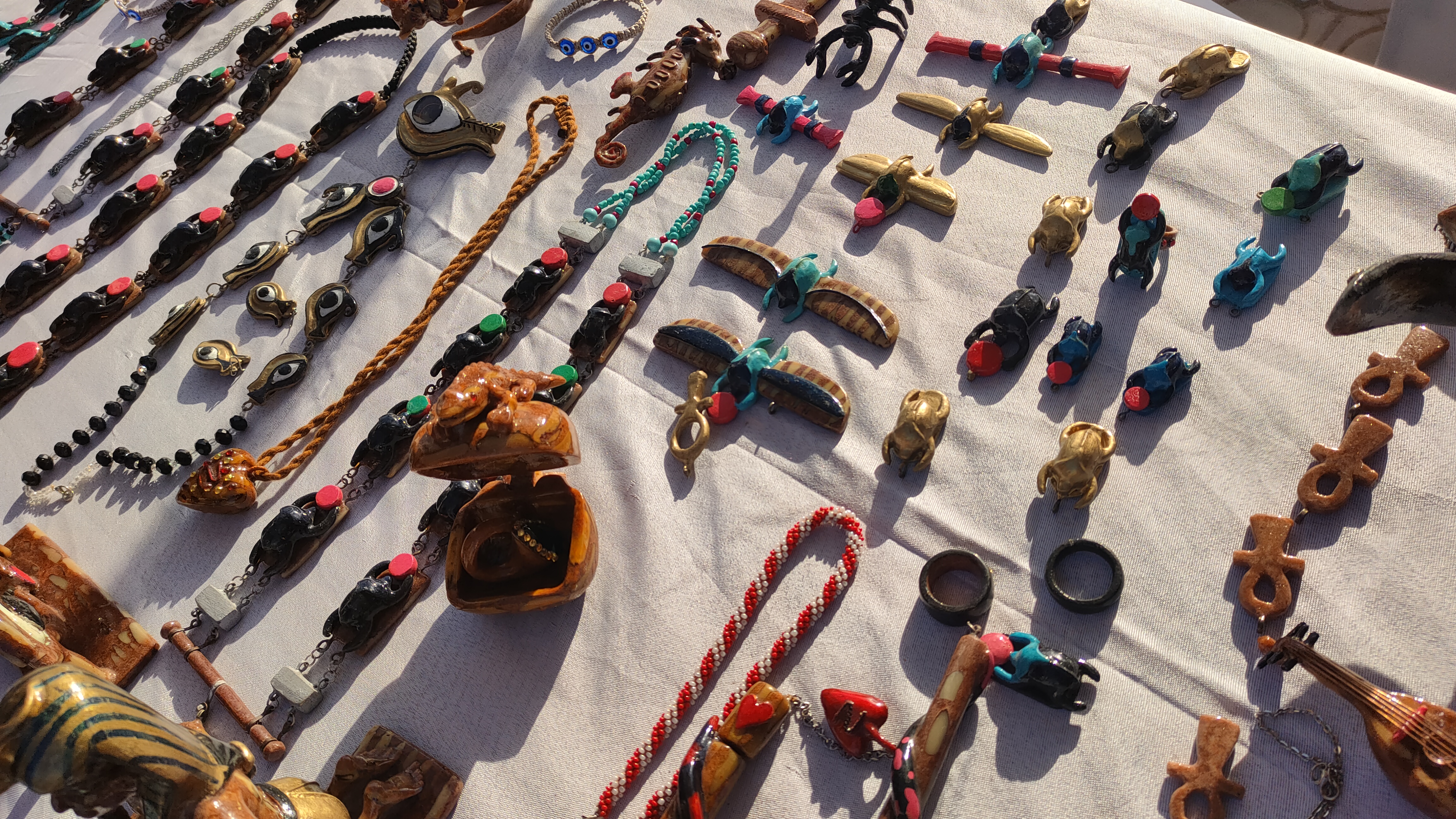 حلي و اكسسورات من نواة البلح حلي و اكسسورات من نواة البلح