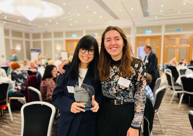 جيسيكا مع احدى العالمات