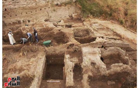 عمل-فريق-مصرى-فرنسي-خلال-الكشف-عن-لوحة-رمسيس-الثالث عمل-فريق-مصرى-فرنسي-خلال-الكشف-عن-لوحة-رمسيس-الثالث