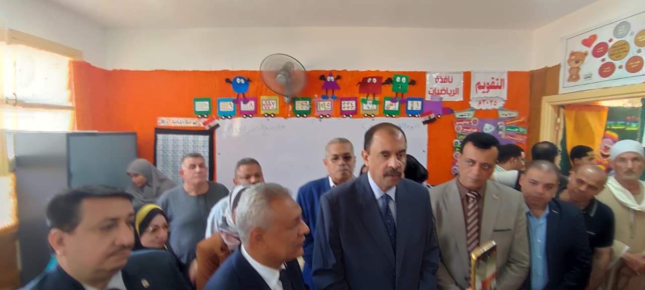 محافظ سوهاج داخل الفصل اليوم