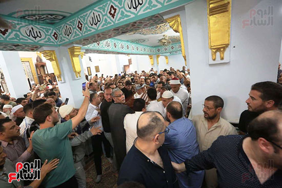 جانب من وصول الجثمان للمسجد جانب من وصول الجثمان للمسجد