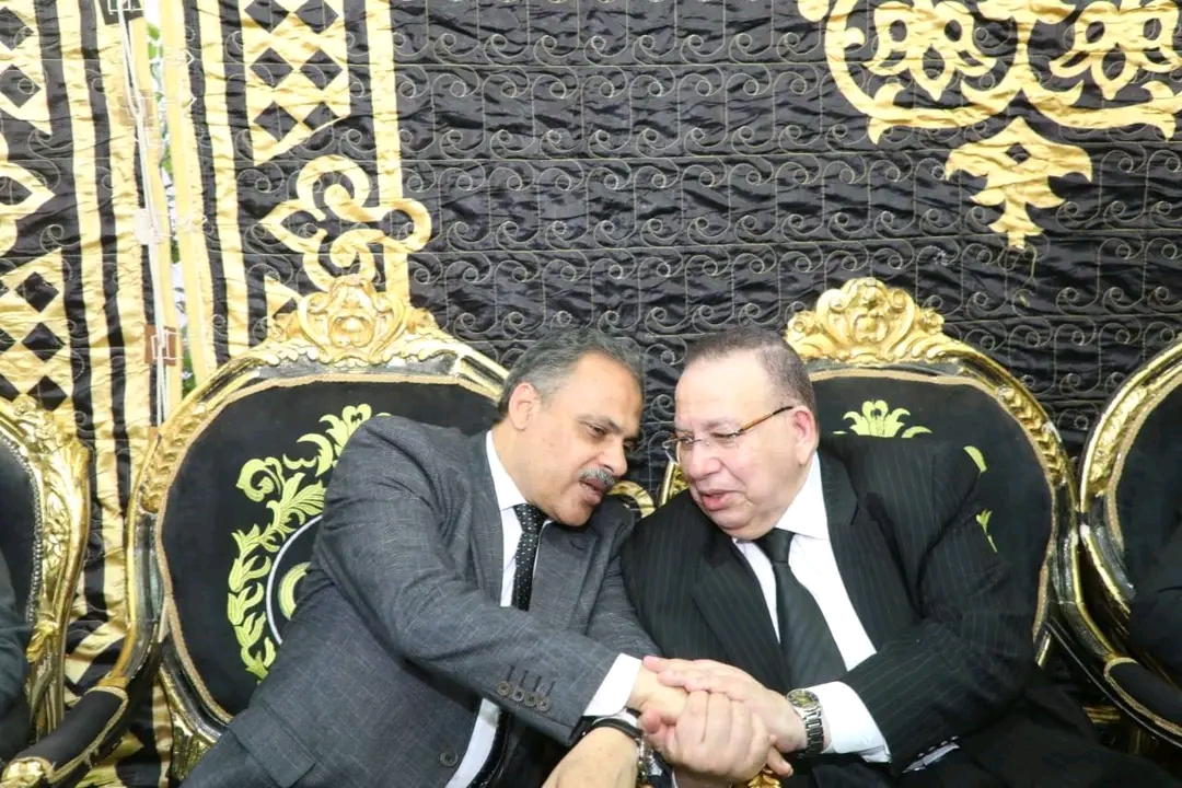 محافظ الشرقية خلال العزاء محافظ الشرقية خلال العزاء