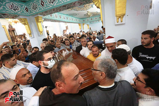 وصول جثمان الدكتور أحمد عمر هاشم للمسجد وصول جثمان الدكتور أحمد عمر هاشم للمسجد