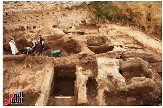 عمل-فريق-مصرى-فرنسي-خلال-الكشف-عن-لوحة-رمسيس-الثالث