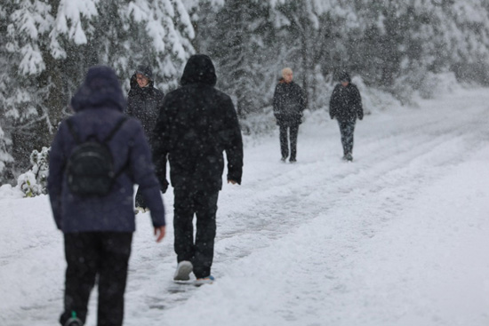 الشتاء يفرض سيطرته على بولندا بتساقط الثلوج وحرارة تسجل 3 درجات مئوية  (3)