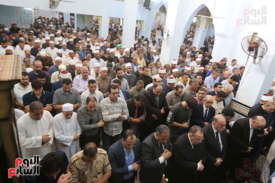 أهالى الشرقية يصلون على جثمان الدكتور أحمد عمر هاشم أهالى الشرقية يصلون على جثمان الدكتور أحمد عمر هاشم