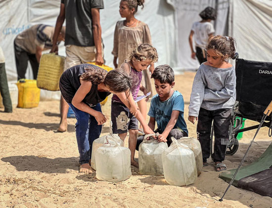 الأطفال ومعاناة الحصول على المياه