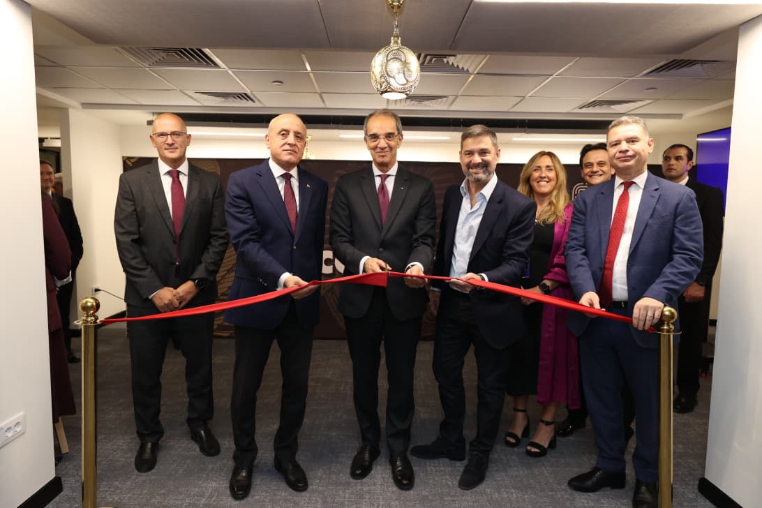 جانب من الافتتاح جانب من الافتتاح