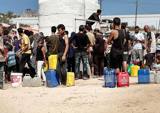 الفلسطينيون يصطفون من أجل نقطة حياة