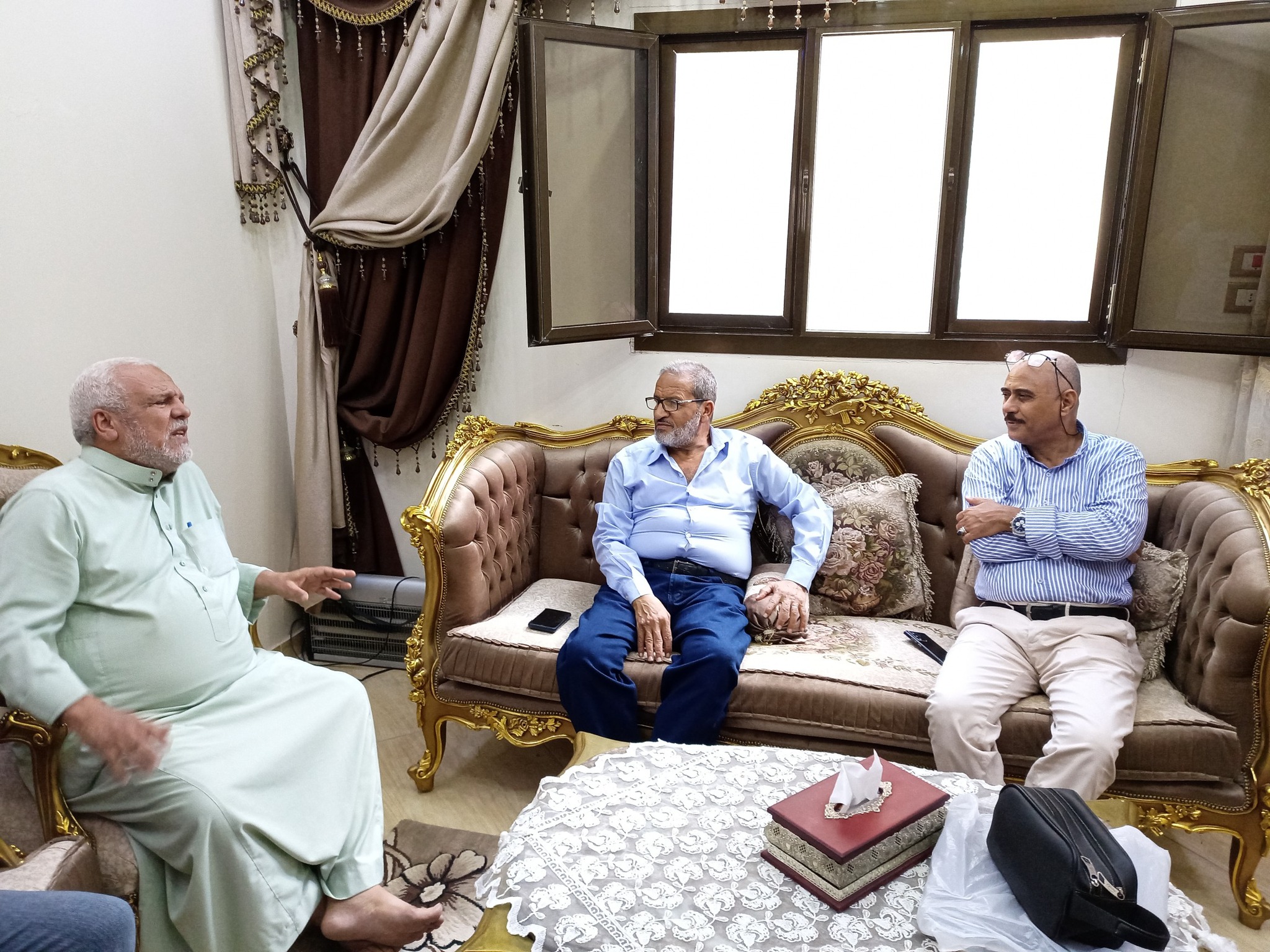 الطالب اليمني مع معلمه بكفر الشيخ