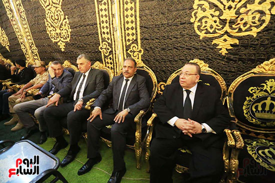 محافظ الشرقية خلال تشييع الجنازة محافظ الشرقية خلال تشييع الجنازة