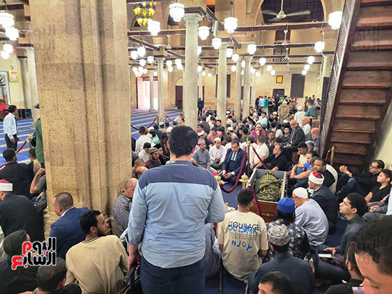 جثمان الدكتور أحمد عمر هاشم يصل الجامع الأزهر مكفناا بكسوة الكعبة (2)