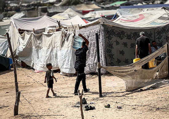 فلسطينة يحمل قرورة المياه