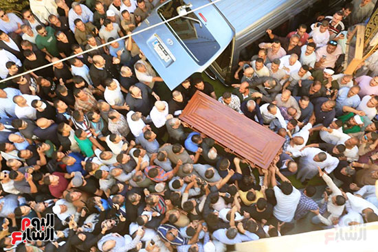 أهالى الشرقية يحملون الجثمان أهالى الشرقية يحملون الجثمان
