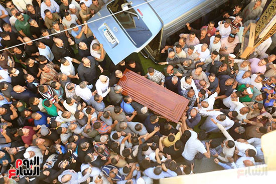 أهالى الشرقية يستقبلون الجثمان أهالى الشرقية يستقبلون الجثمان