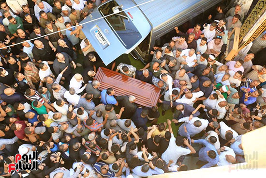 أهالى الشرقية يحملون جثمان الدكتور أحمد عمر هاشم أهالى الشرقية يحملون جثمان الدكتور أحمد عمر هاشم
