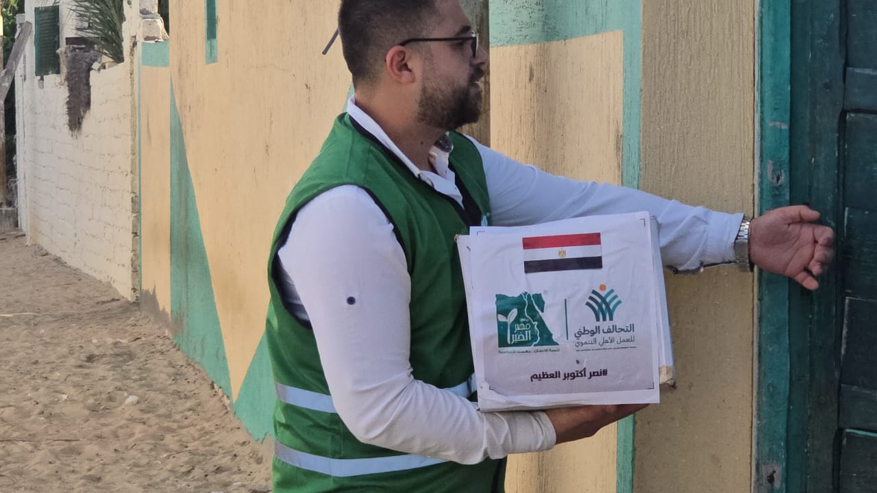 مصر الخير تواصل قوافل المساعدات غذائية لأهالي الشهداء والمصابين في شمال سيناء (8)