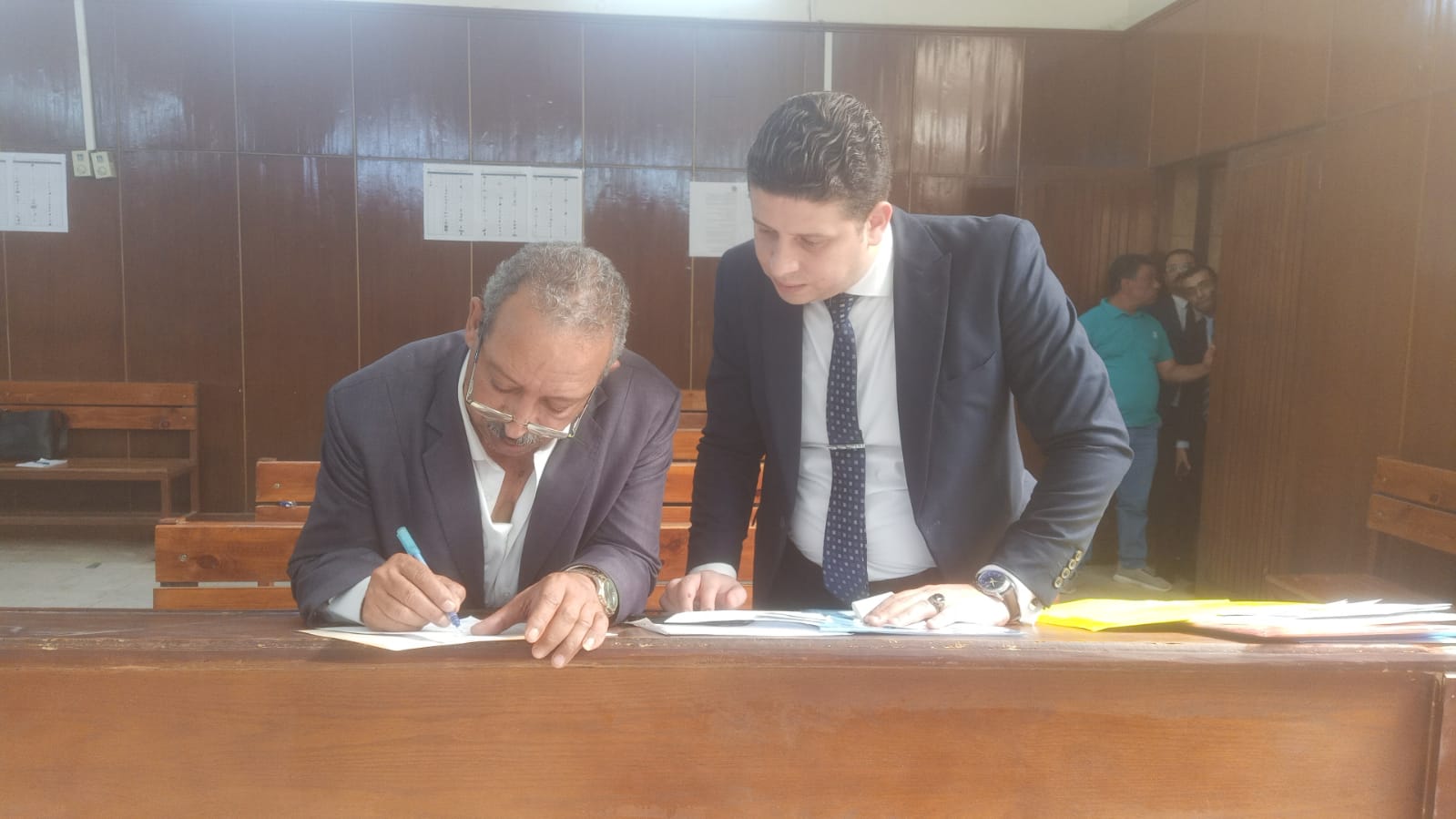 مرشح يقوم بملئ الإستمارة 