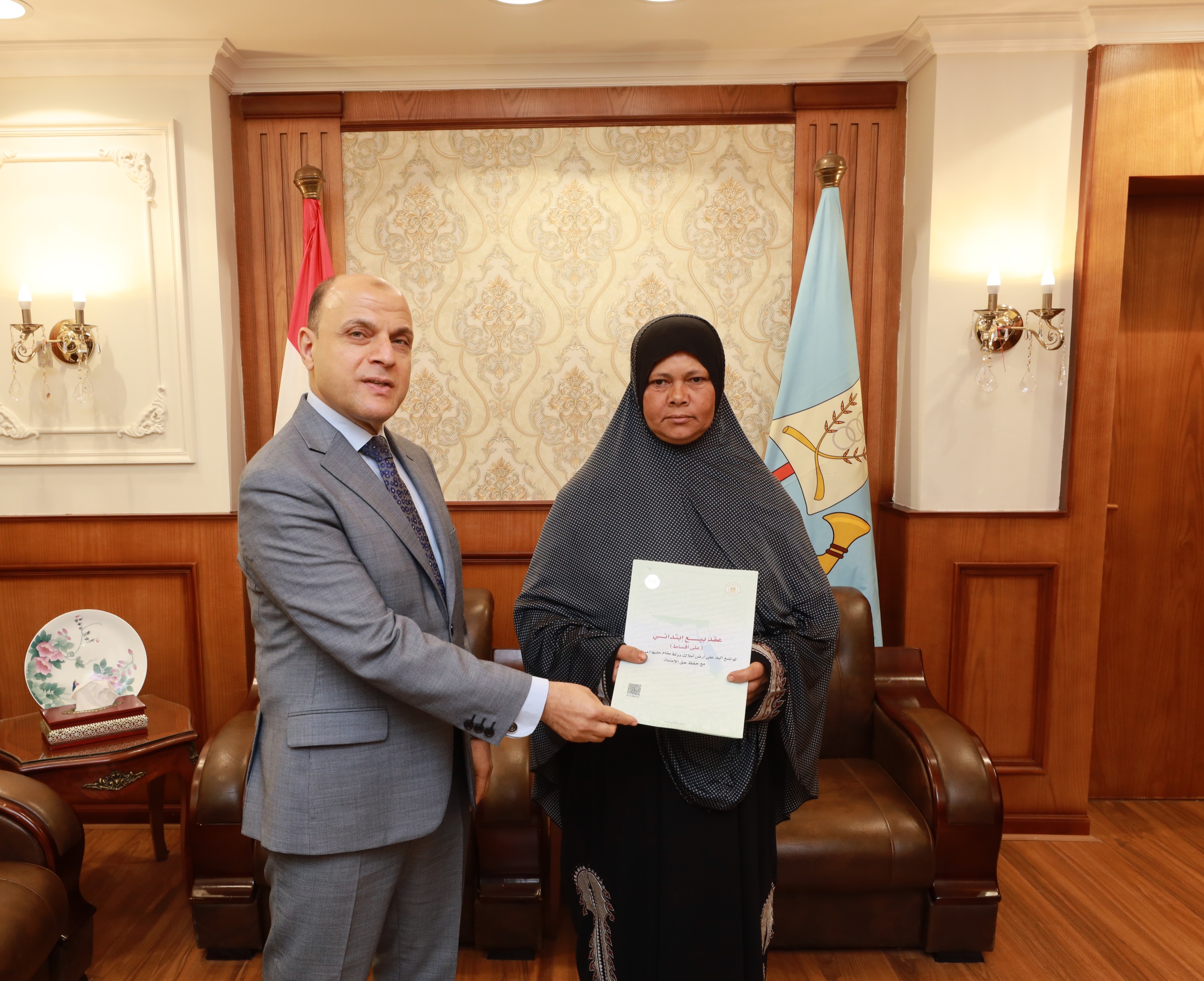 محافظ كفر الشيخ يسلم عقد تقنين لمواطن