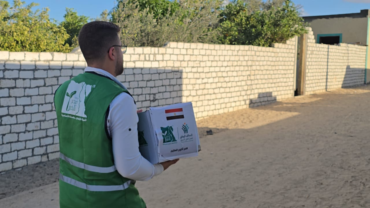 مصر الخير تواصل قوافل المساعدات غذائية لأهالي الشهداء والمصابين في شمال سيناء (9)