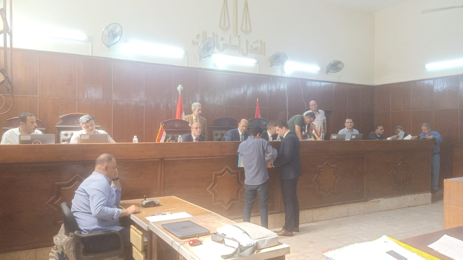 من داخل لجنة تلقى الطلبات 