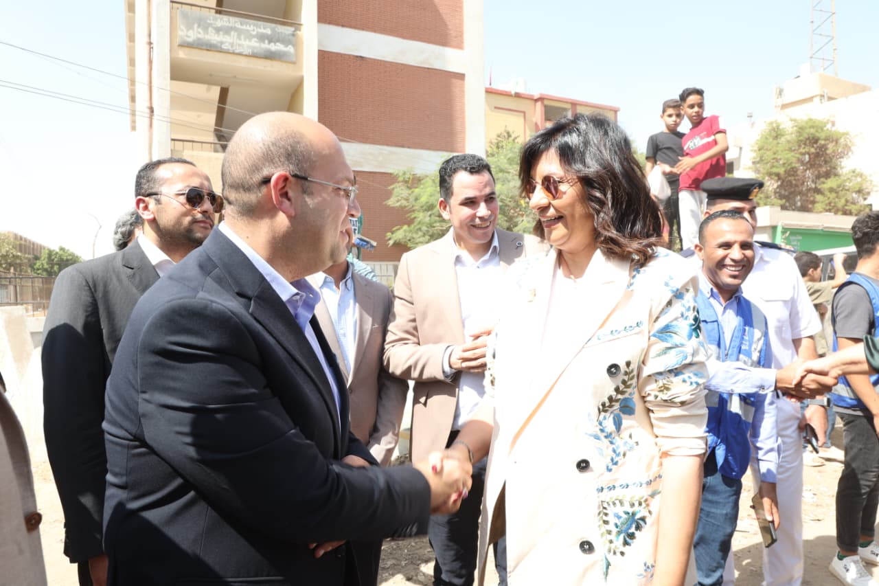 السفيرة نبيلة مكرم تشارك فى قافلة إيد واحدة السفيرة نبيلة مكرم تشارك فى قافلة إيد واحدة