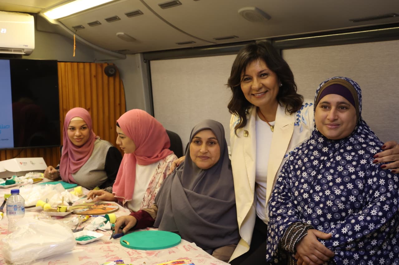 السفيرة نبيلة مكرم تشارك فى قافلة ايد واحدة بالجيزة (2)