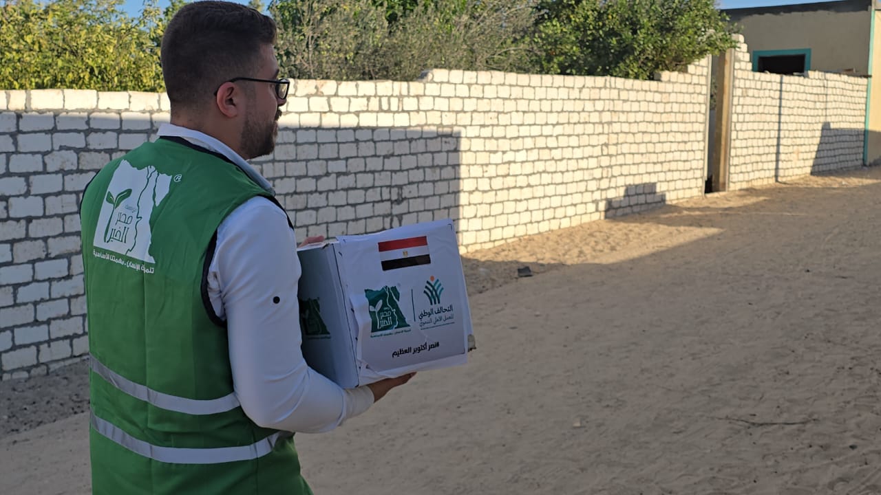 مصر الخير تواصل قوافل المساعدات غذائية لأهالي الشهداء والمصابين في شمال سيناء (6)