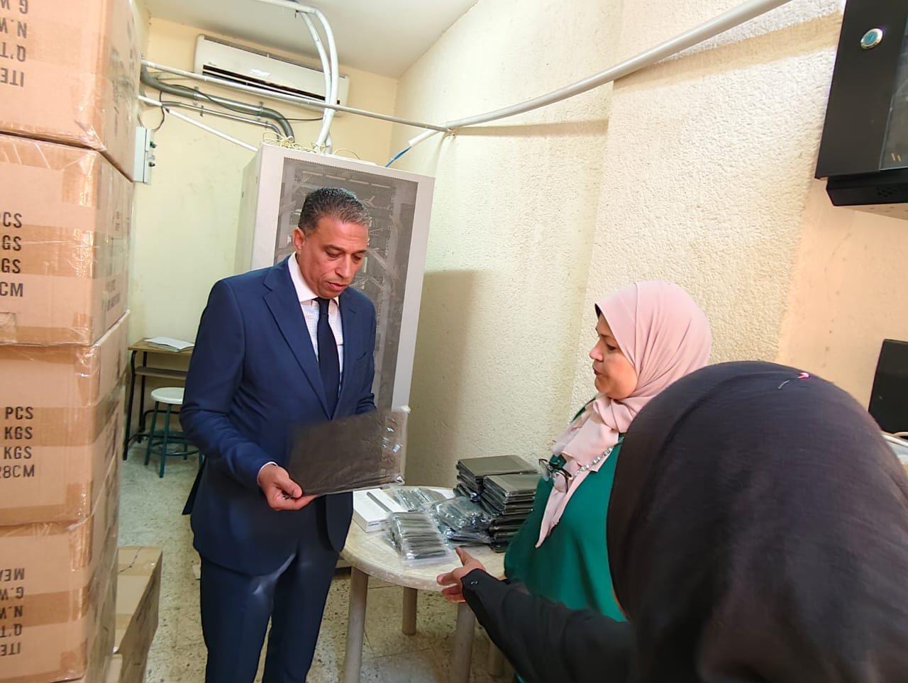 سعيد عطية وكيل الوزارة يمسك بجهاز تابلت