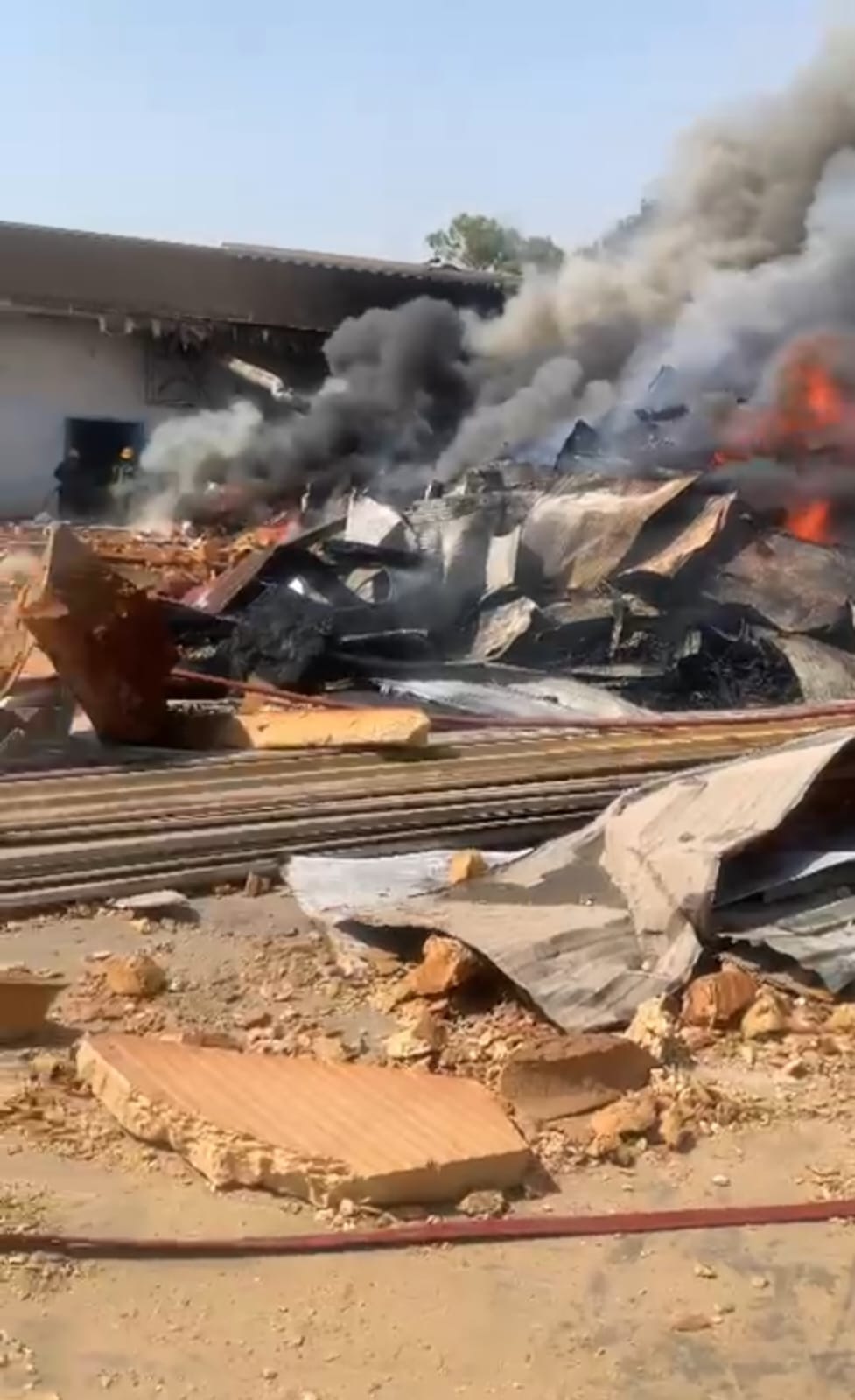 اندلاع حريق داخل ورشة خراطة فى البساتين (8)