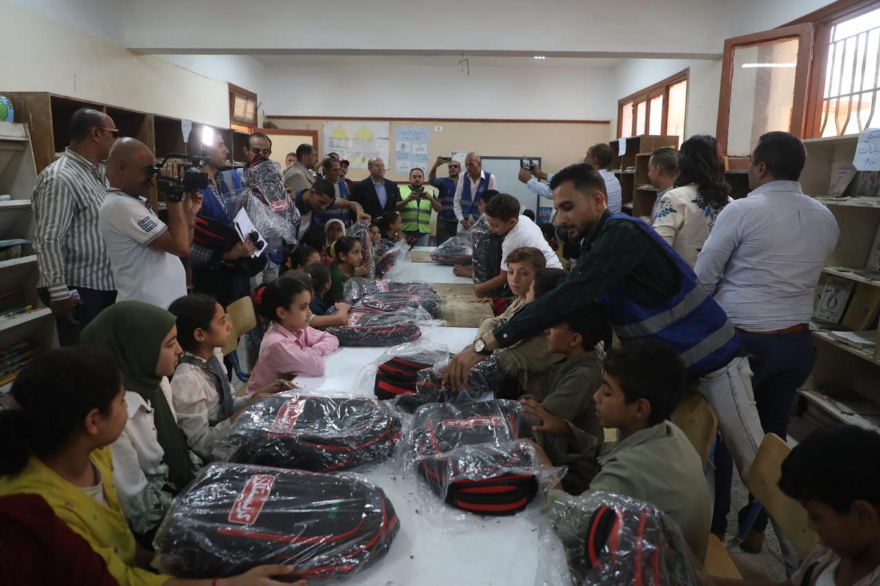 أبو العينين عضو التحالف الوطنى تشارك في قافلة “إيد واحدة”  (9)