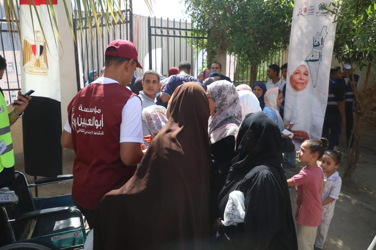 أبو العينين عضو التحالف الوطنى تشارك في قافلة “إيد واحدة”  (3)