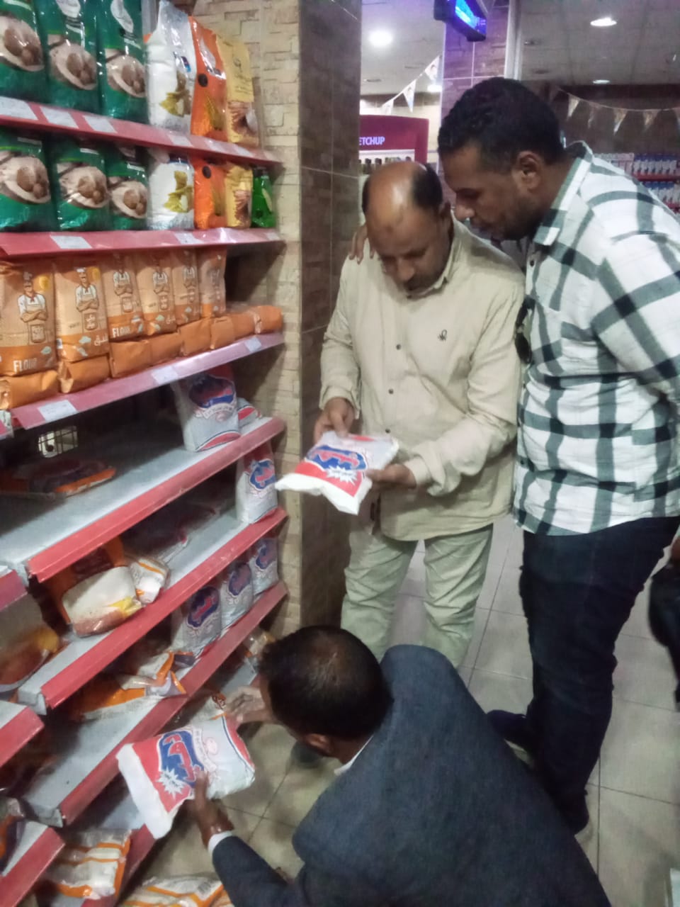 جانب من الحملة التفتيشية للصحة على المحلات (2)