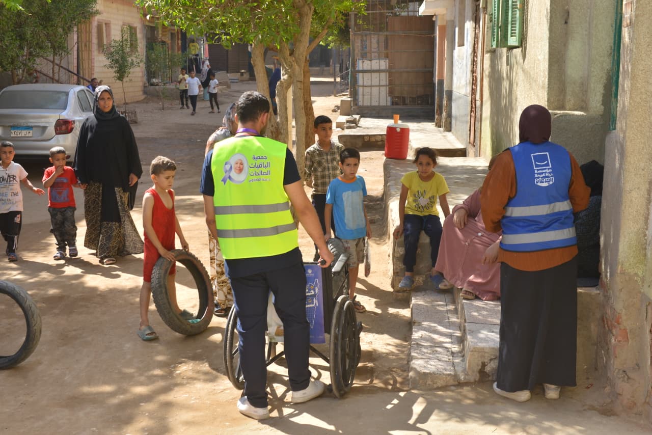 الباقيات الصالحات عضو التحالف الوطنى تشارك في قافلة إيد واحدة بقرية برنشت بالجيزة (1)
