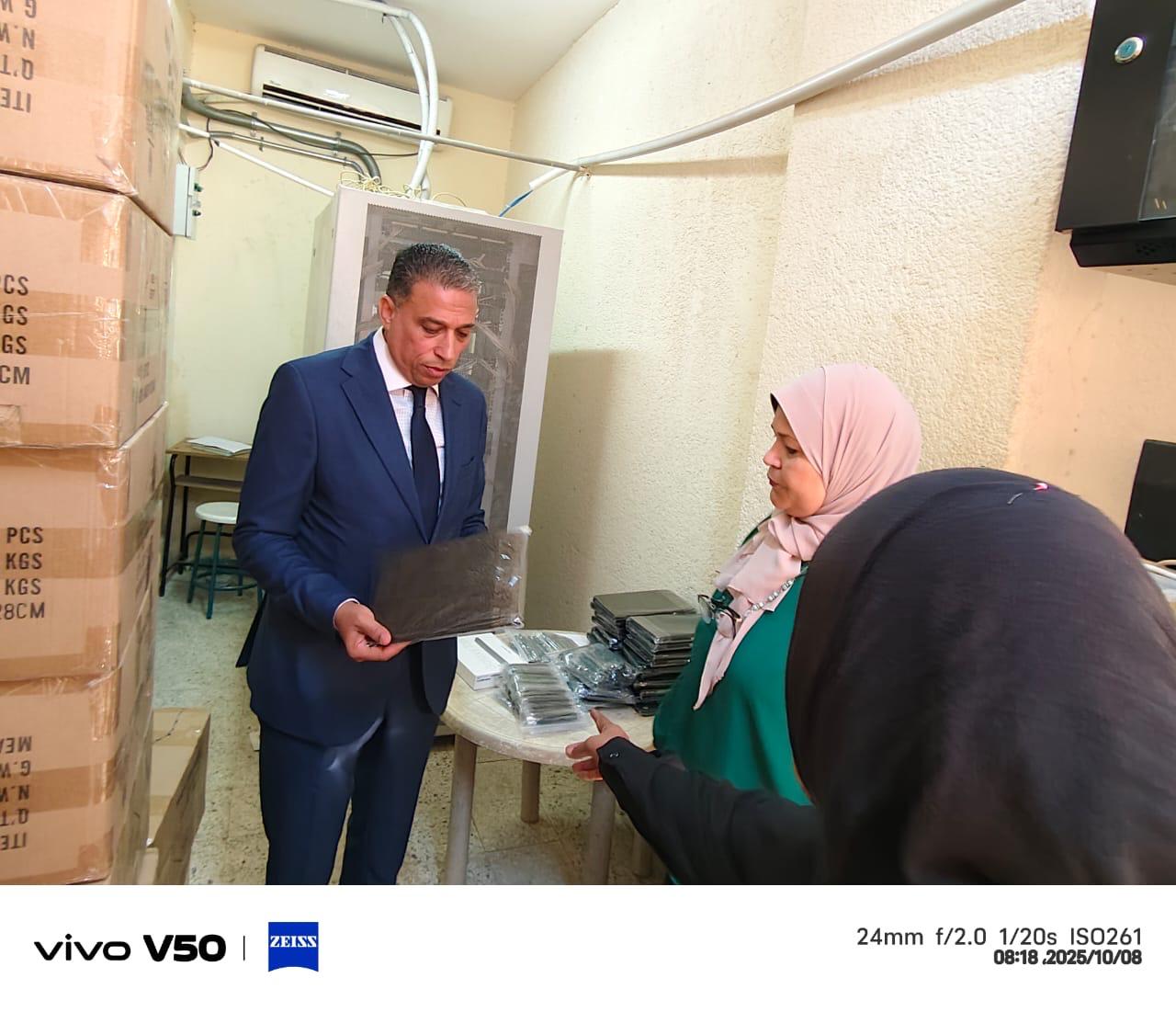 وكيل وزارة التعليم بالجيزة يتابع التابلت