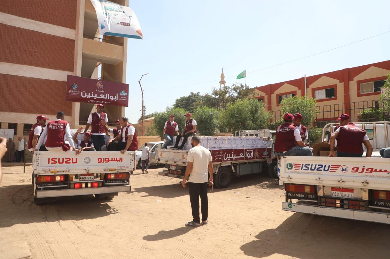 أبو العينين عضو التحالف الوطنى تشارك في قافلة “إيد واحدة”  (8)