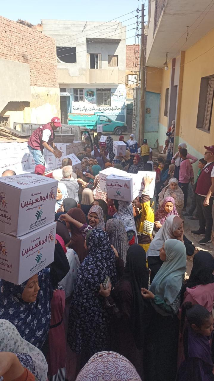 أبو العينين عضو التحالف الوطنى تشارك في قافلة “إيد واحدة”  (17)