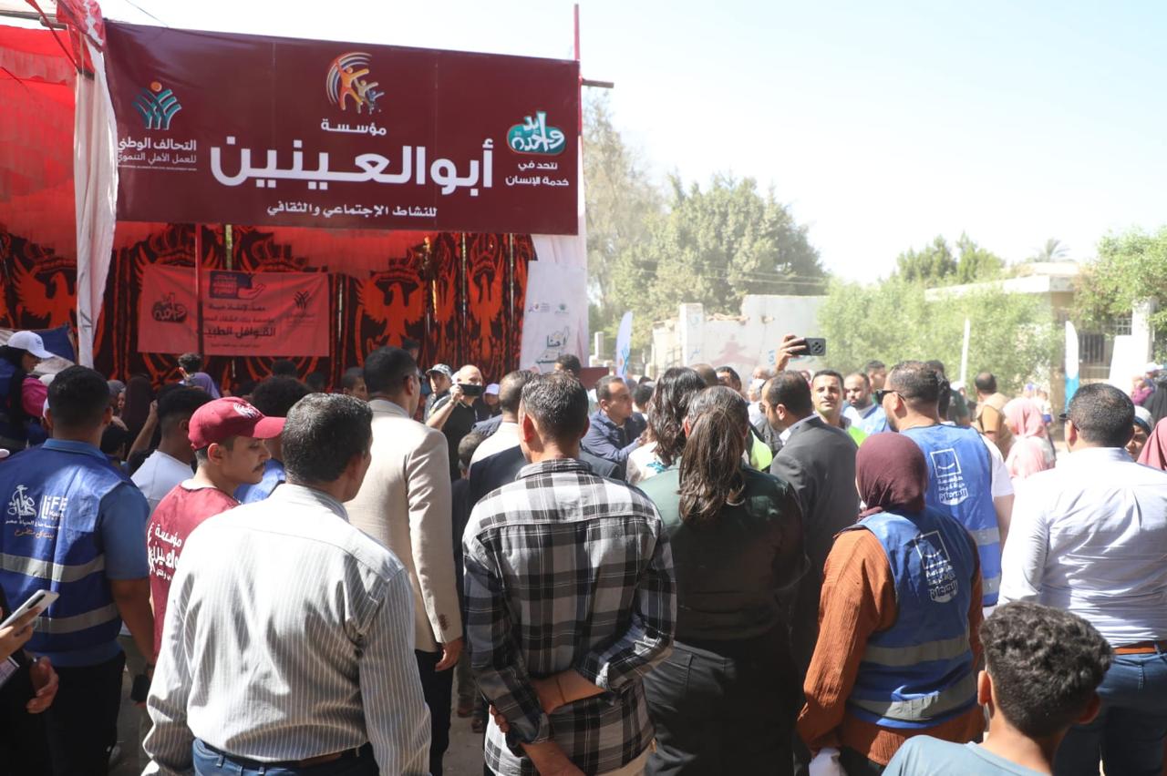 أبو العينين عضو التحالف الوطنى تشارك في قافلة “إيد واحدة”  (2)