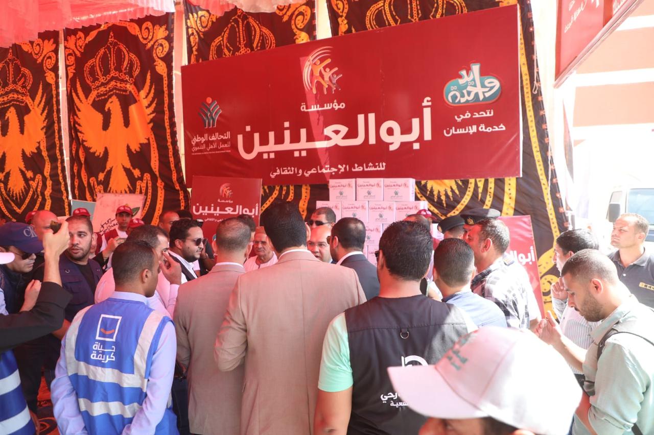 أبو العينين عضو التحالف الوطنى تشارك في قافلة “إيد واحدة”  (7)