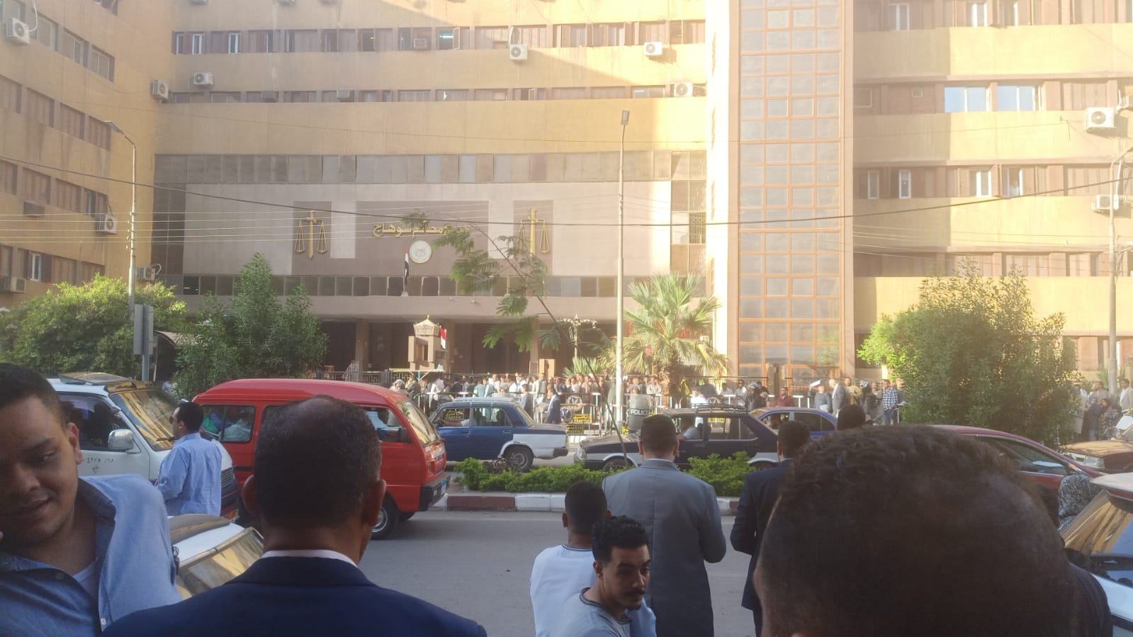 المرشحين أمام مجمع محاكم سوهاج المرشحين أمام مجمع محاكم سوهاج