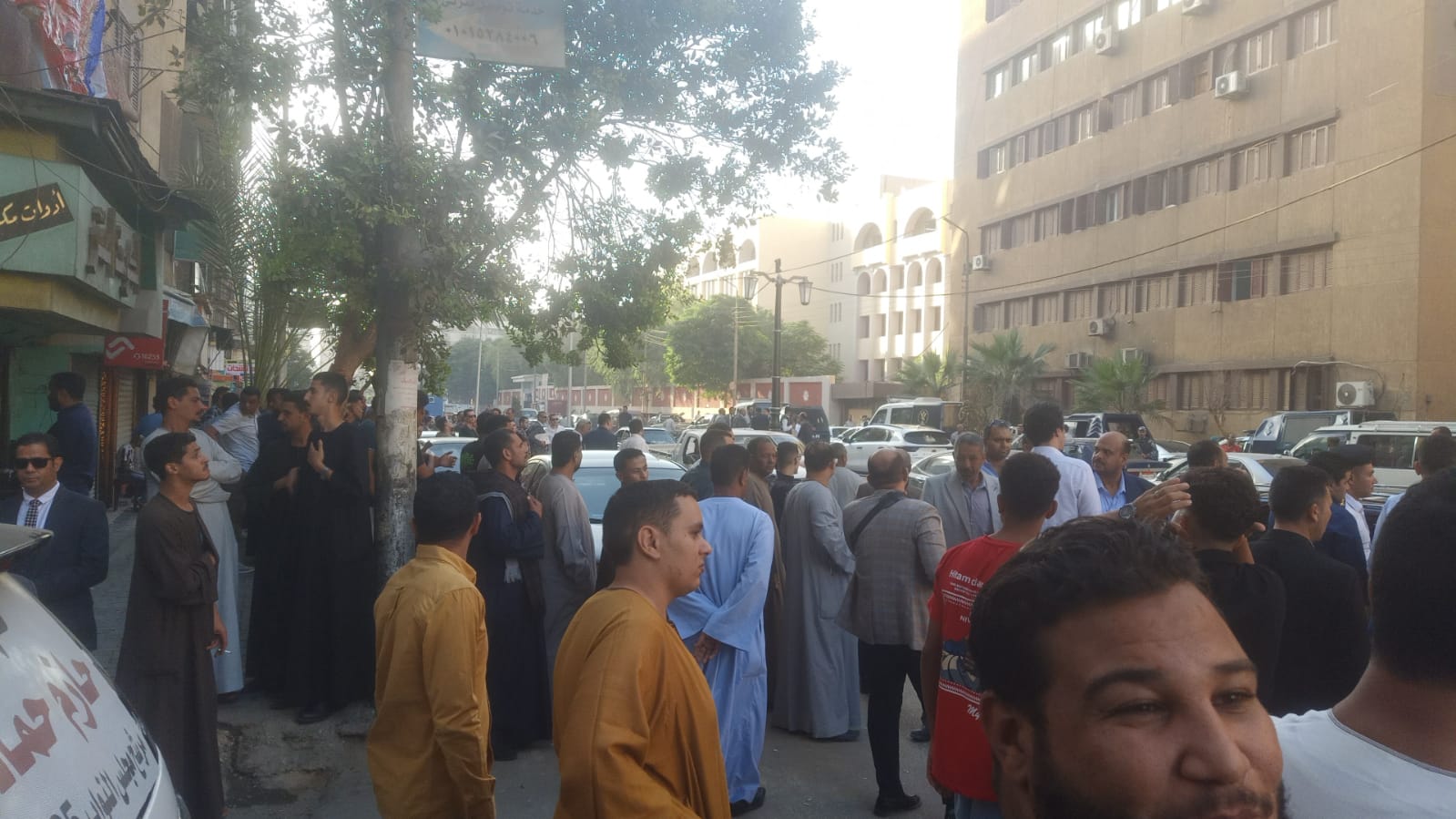 زحام شديد أمام المحكمة زحام شديد أمام المحكمة