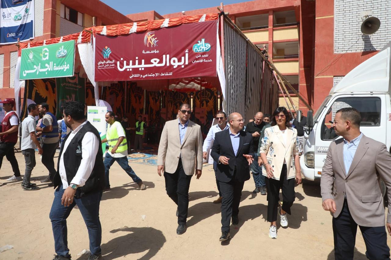 أبو العينين عضو التحالف الوطنى تشارك في قافلة “إيد واحدة”  (1)